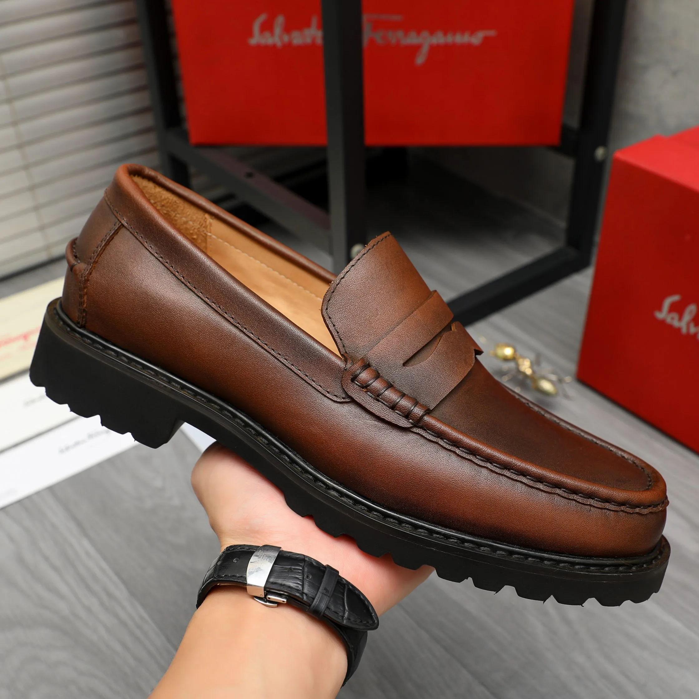 Men's shoes 💰442 Product trademark: Ferragamo "Ferragamo" business formal leather shoes Regular size: 38-46 (45.46 custom-made and non-returnable) Product materials: Selected color-brushed cowhide upper, cowhide lining, non-slip rubber outsole